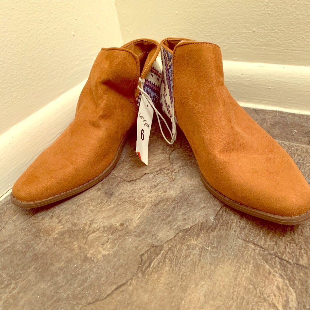 Brand new short cowgirl boots, suede size 6